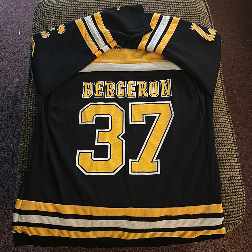 Patrice Bergeron jersey youth L/XL very good condition worn once.